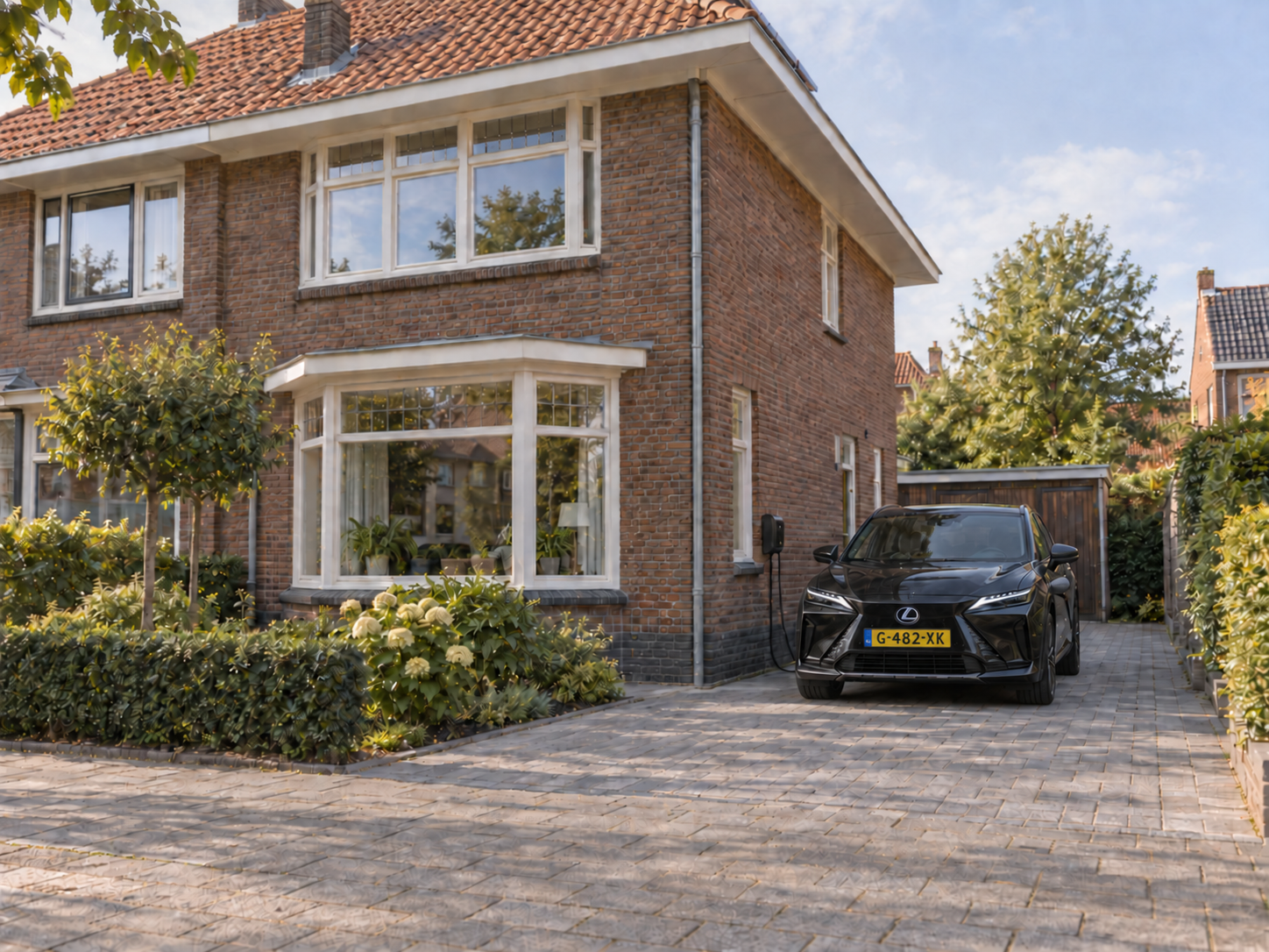 AI-illustratie van een Nederlands jaren-30-huis met een zwarte Lexus RZ op de oprit bij een laadpunt